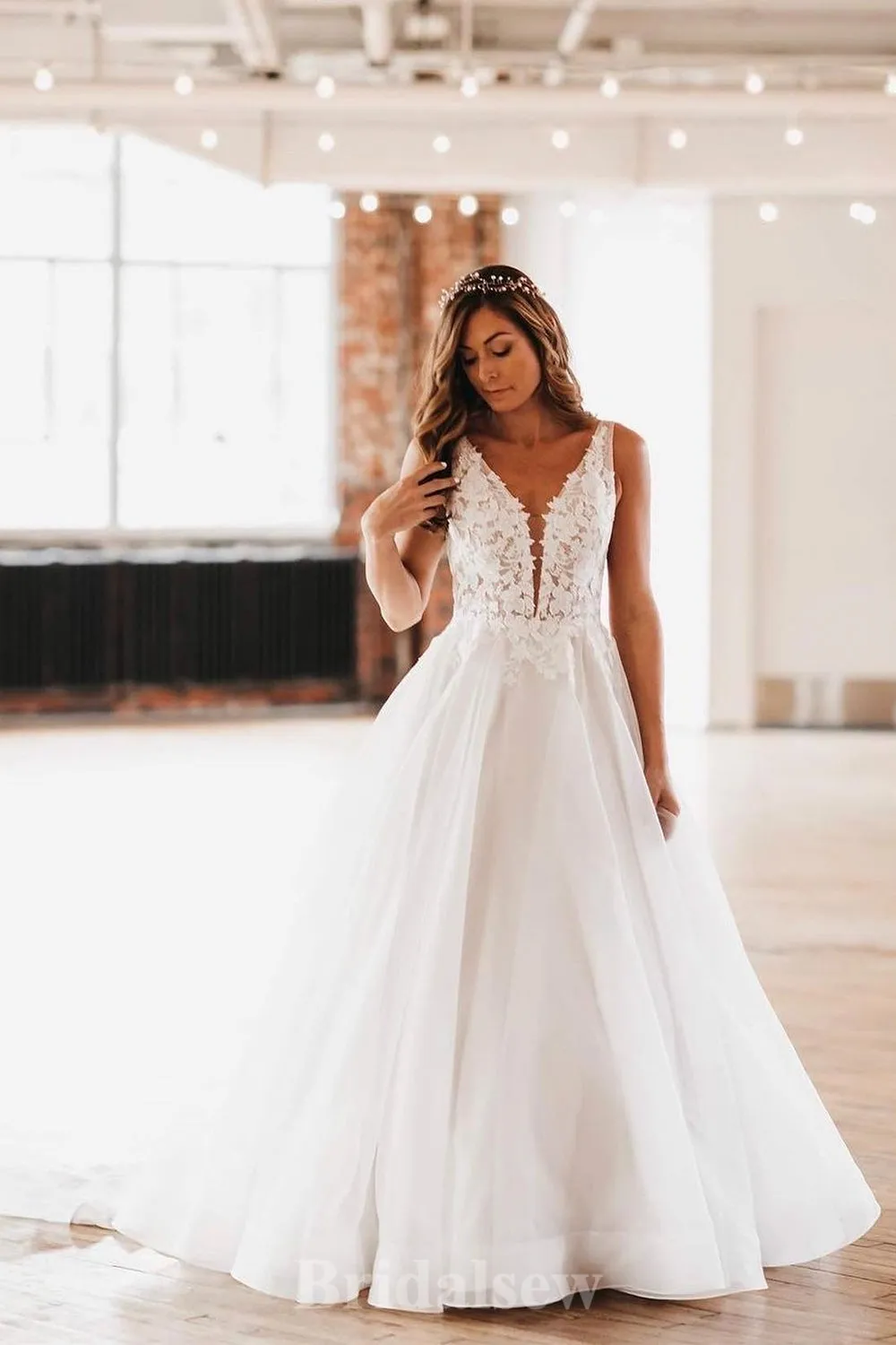 A-line Beach V-Neck Lace Luxurious Classic Modest Popular Vintage Long Wedding Dresses WD400