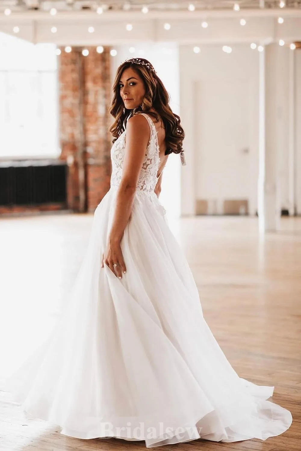 A-line Beach V-Neck Lace Luxurious Classic Modest Popular Vintage Long Wedding Dresses WD400